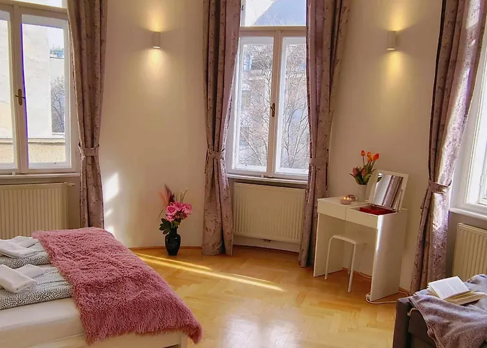 And Round 3 Minutes To Shopping Center And Schoenbrunn Palace * Viena