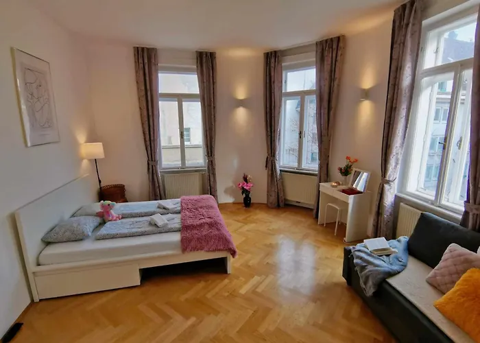 And Round 3 Minutes To Shopping Center And Schoenbrunn Palace